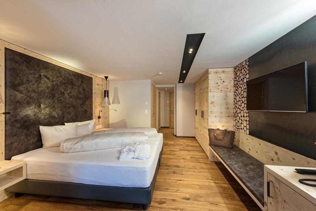 Hotel Des Alpes Samnaun Bagian luar foto